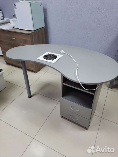 Маникюрный стол с вытяжкой