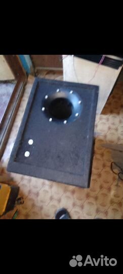 Сабвуфер 10 дюймов в отличном коробе играет хорошо