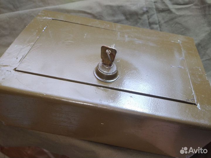 Сейф металлический маленький