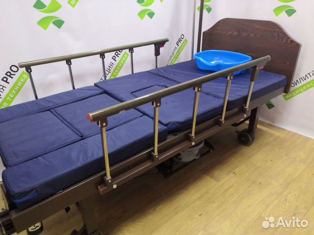 Медицинская кровать с принадлежностями