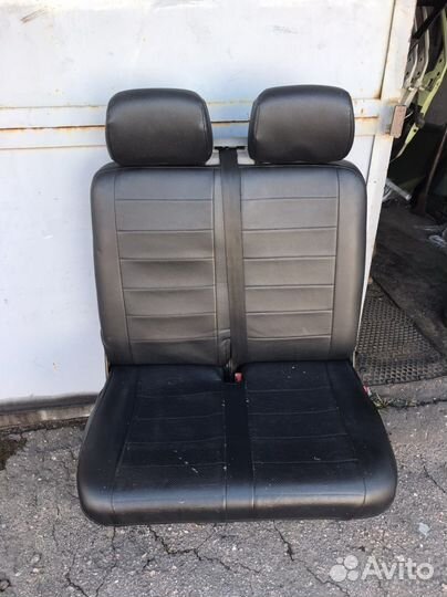 Сиденье полуторка переднее правое VW T5