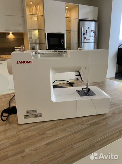 Швейная машина Janome