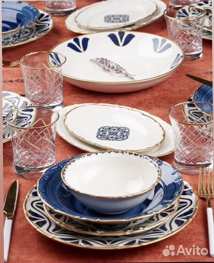 Набор посуды из фарфора (столовый сервиз)