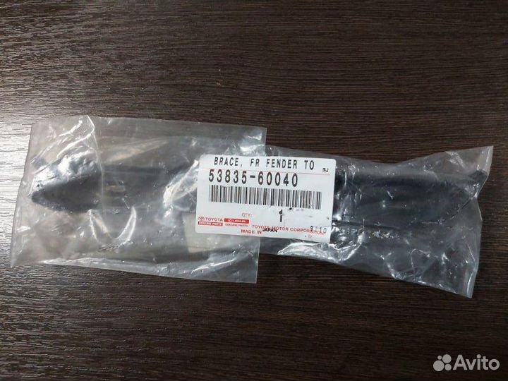 Кронштейн передний левый Toyota Land Cruiser 100