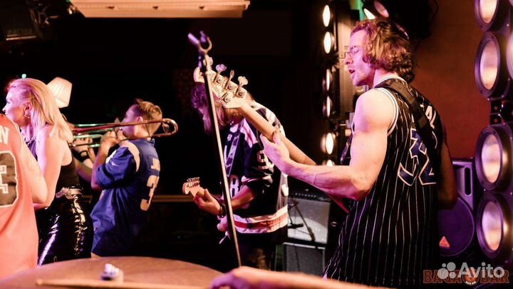 Уроки игры на бас-гитаре, преподаватель