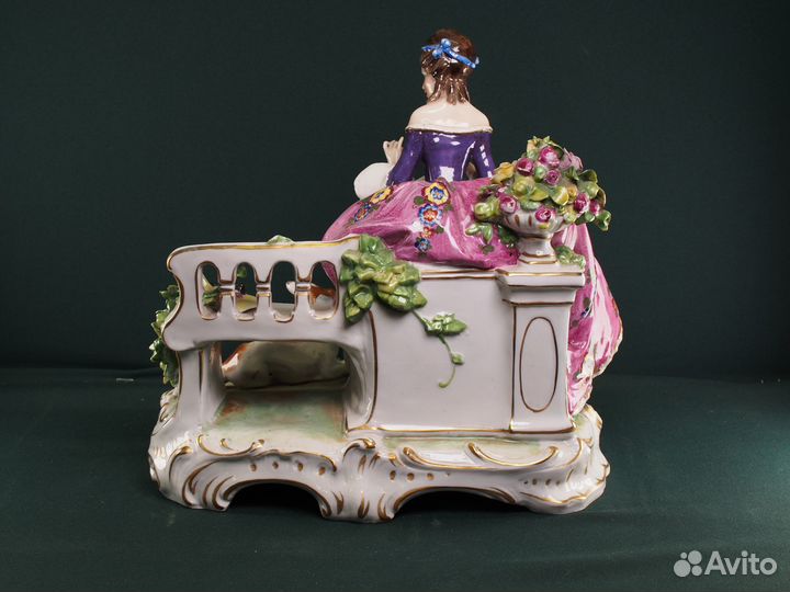 Фарфоровая статуэтка 