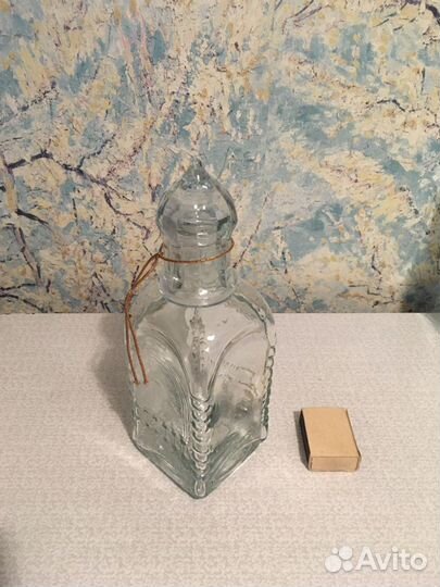 Бутылка и вазы стеклянные