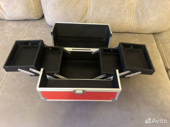 Чемодан для косметики или для мастера маникюра