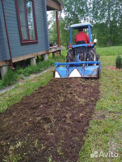 Вспашка земли японским минитрактором