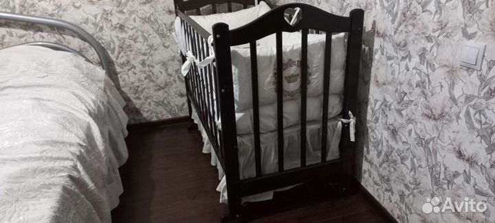 Детская кроватка с маятником