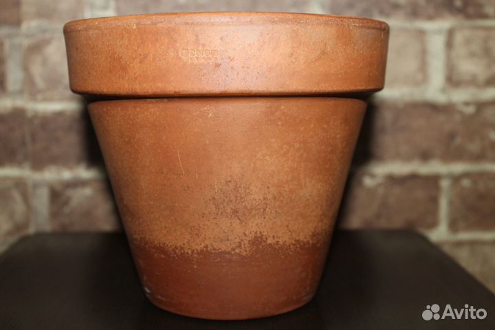 Глиняный горшок для цветов.Deroma
