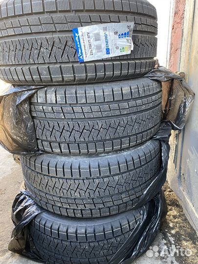 Triangle Snowlink TWT02 235/45 R17