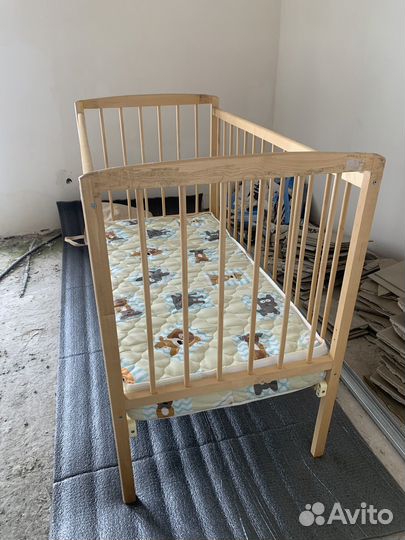 Детская кроватка с матрасом и подушками