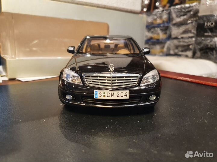 1:18 Autoart Mercedes C-klasse W204 Black Dealer