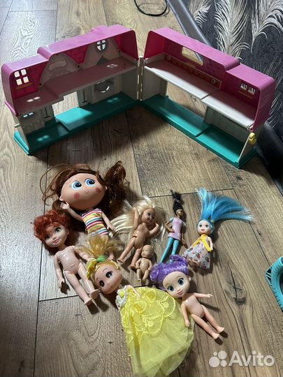 Домик кукольный и куклы