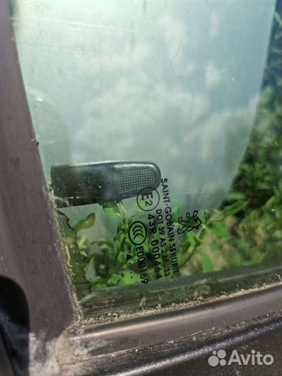 Стекло двери левое Peugeot 206 купе