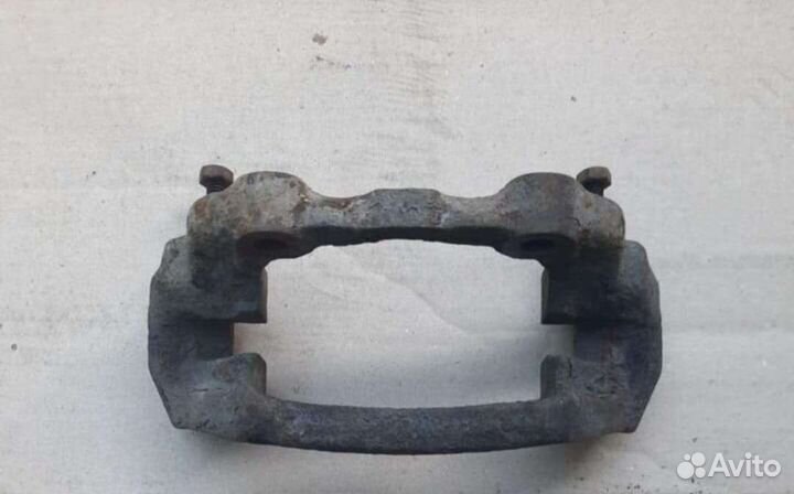 Передняя скоба суппорта ауди 80 б3,б4