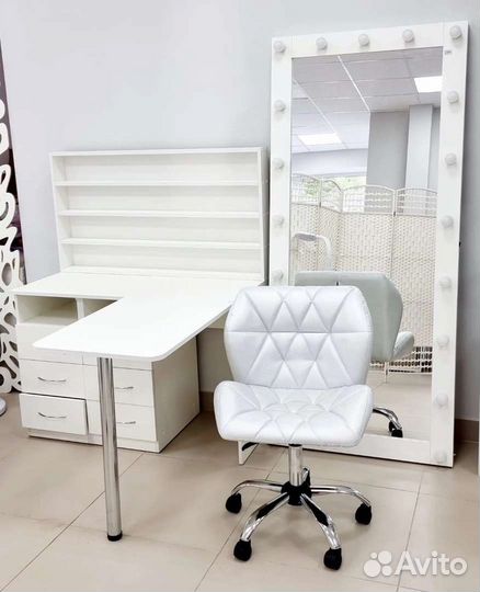 Маникюрный стол