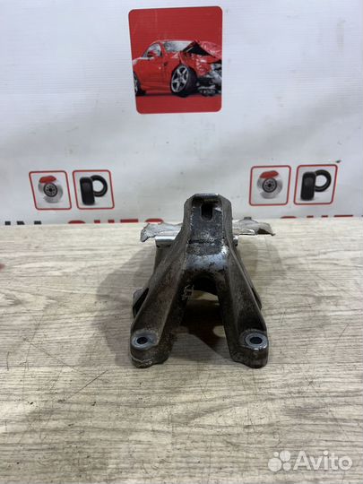 Кронштейн двигателя левый Porsche Macan