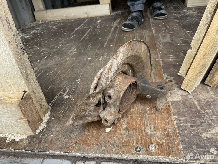 Поворотный кулак левый LADA Priora