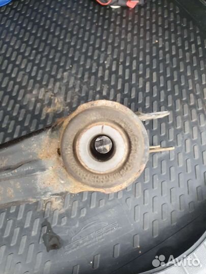 Передние рычаги (2 шт.) от Ford Kuga