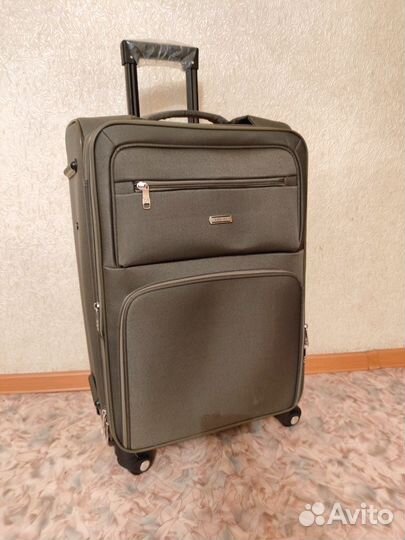 Новый красивый чемодан ударопрочный