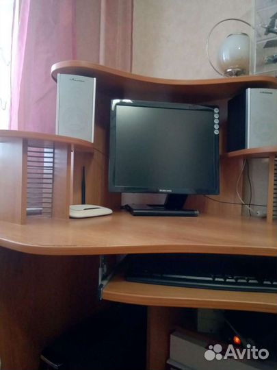 Компьютерный стол угловой