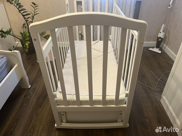 Детская кроватка с маятником и комодом