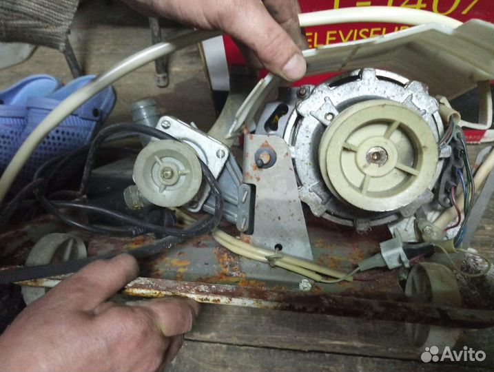 Двигатель от стиральной машины,с помпой