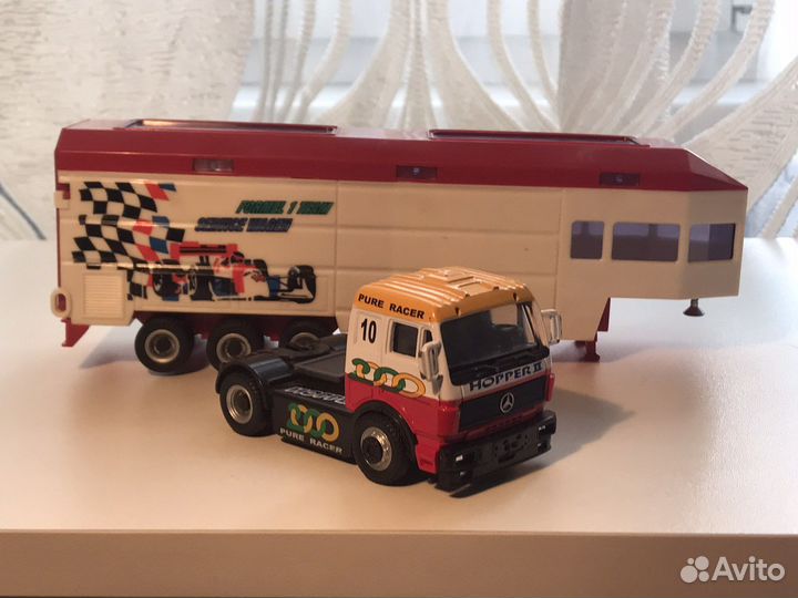 Модель тягача Mercedes с прицепом
