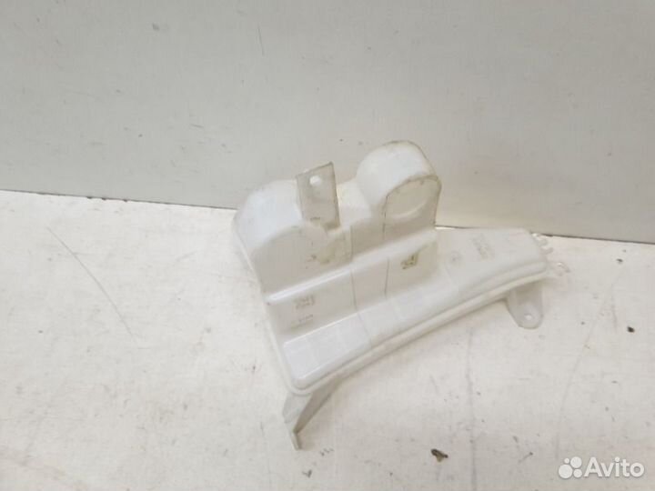 Бачок омывателя Toyota Hilux 7 2011-2016