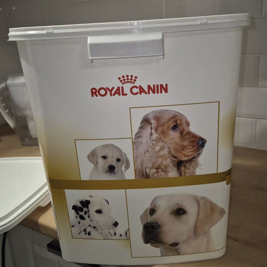 Пластиковый контейнер для корма собак Royal Canin