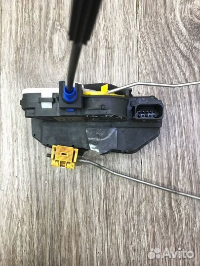 Замок двери передний левый Opel Astra J хетчбэк