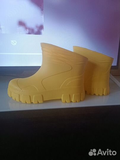 Сапожки новые резиновые жёлтые