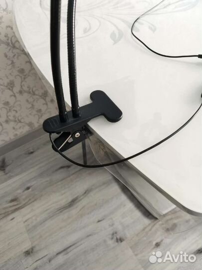 Держатель для телефона с лампой настольный