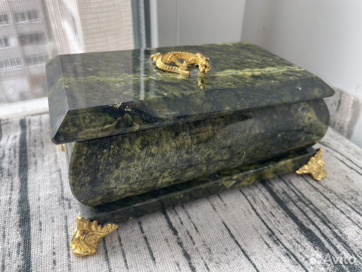 Шкатулка из камня змеевика