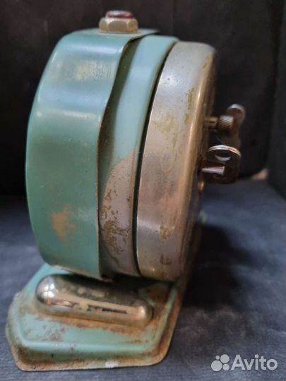 Старинный будильник. Ереванский часовой завод. В р