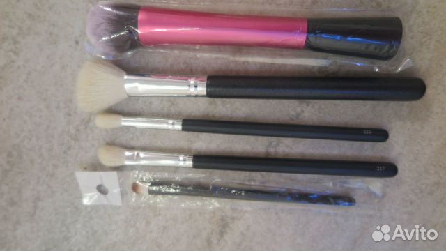 Кисть для нанесения теней и пудры