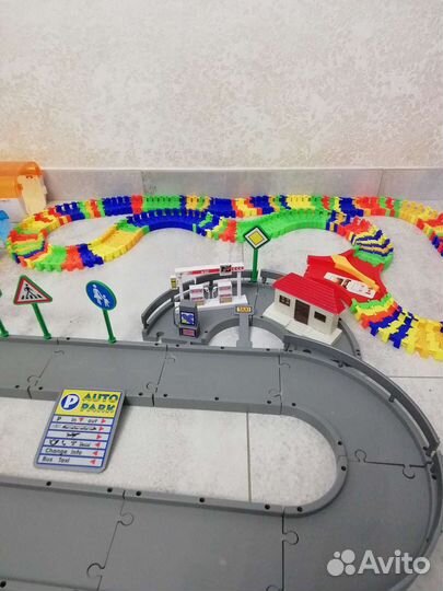 Гибкий трек +Дорога со Знаками Дорожного Движения