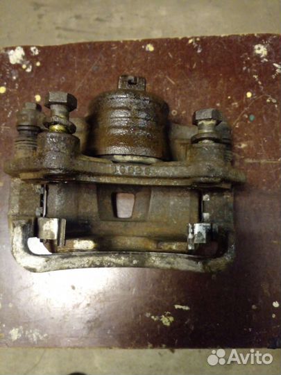 Суппорт левый Ниссан Альмера Кллассик