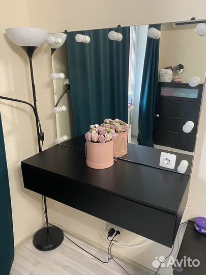 Гримерное зеркало со столом