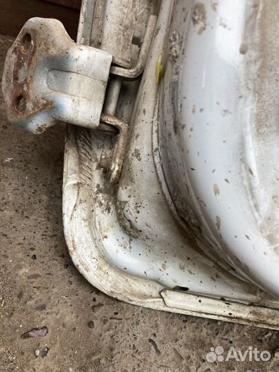 Передняя правая дверь Mazda Demio