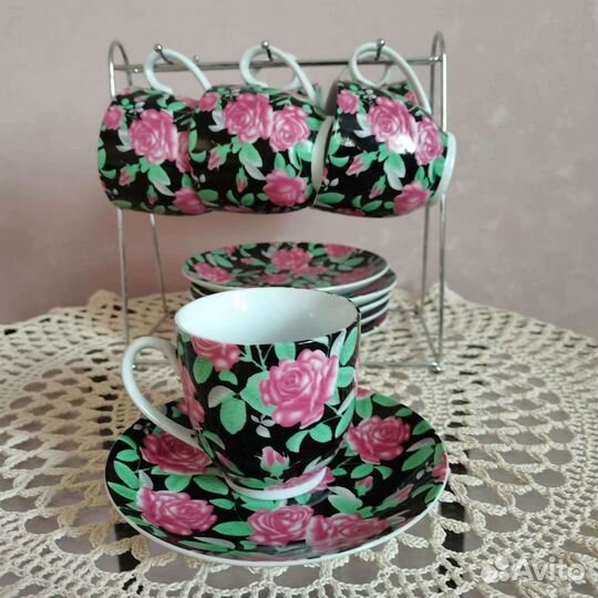 Кофейные чашки с блюдцами на подставке