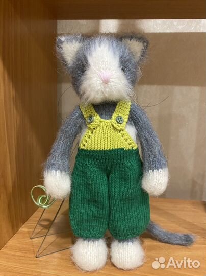 Вязаные игрушки.Зайка.Котик в комбинезоне