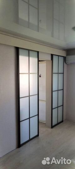 Раздвижная перегородка с матовым стеклом