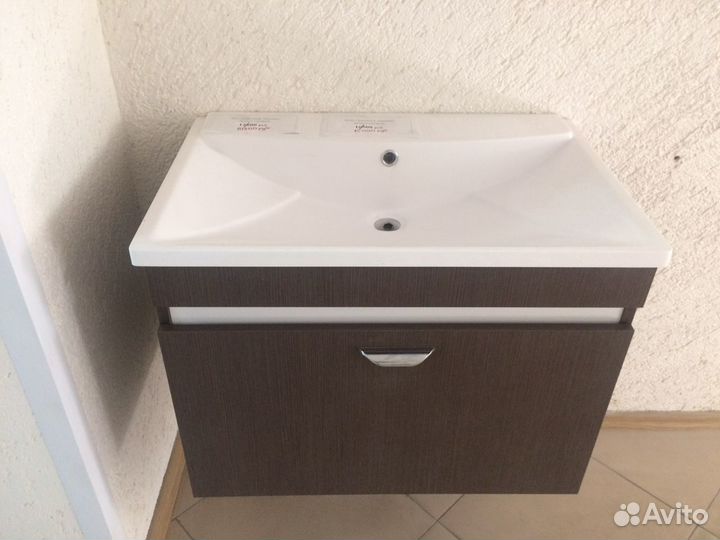 Тумба с раковиной и зеркальный шкаф