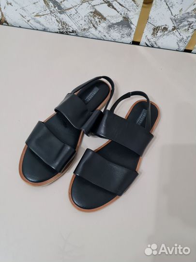 Сандалии новые 38