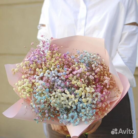 Радужный букет из гипсофилы