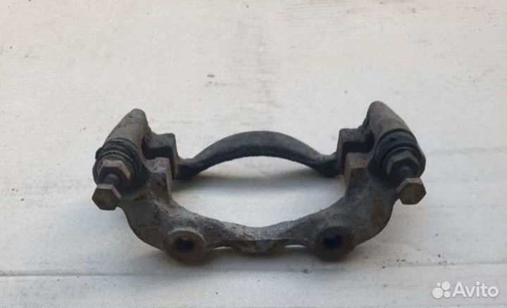 Передняя скоба суппорта ауди 80 б3,б4