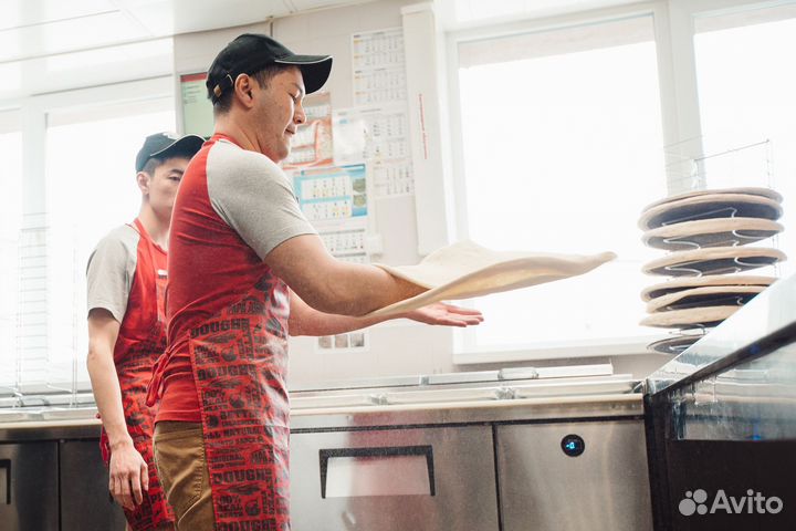 Повар пиццамейкер работник кухни без опыта